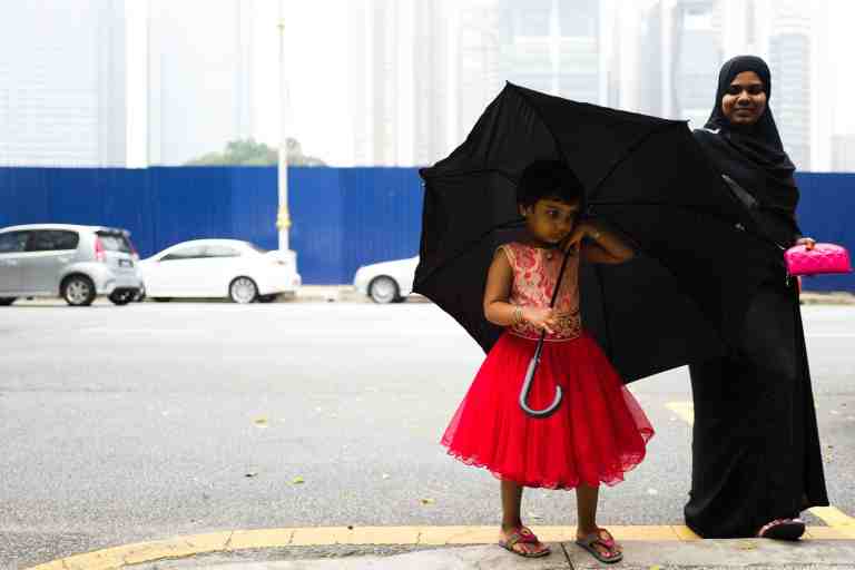 Malesia, settembre 2015. Mother and daughter in Kuala Lumpur.