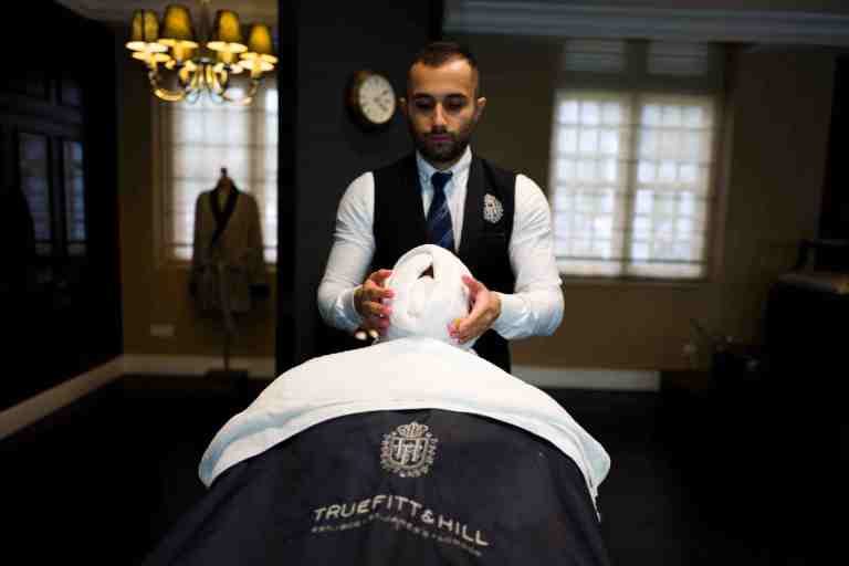 Malesia, settembre 2015. the barber at the hotel Majestic in Kuala Lumpur.